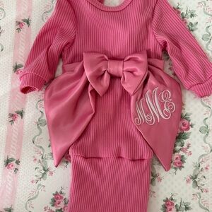 MME MONOGRAMPink Ribbed Baby Outfit with Bow